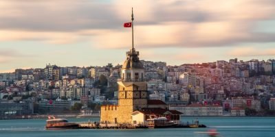 Istanbul,,Bosphorus,,Uskudar.,Ancient,Lighthouse,Of,The,Ottoman,Period.,Girl